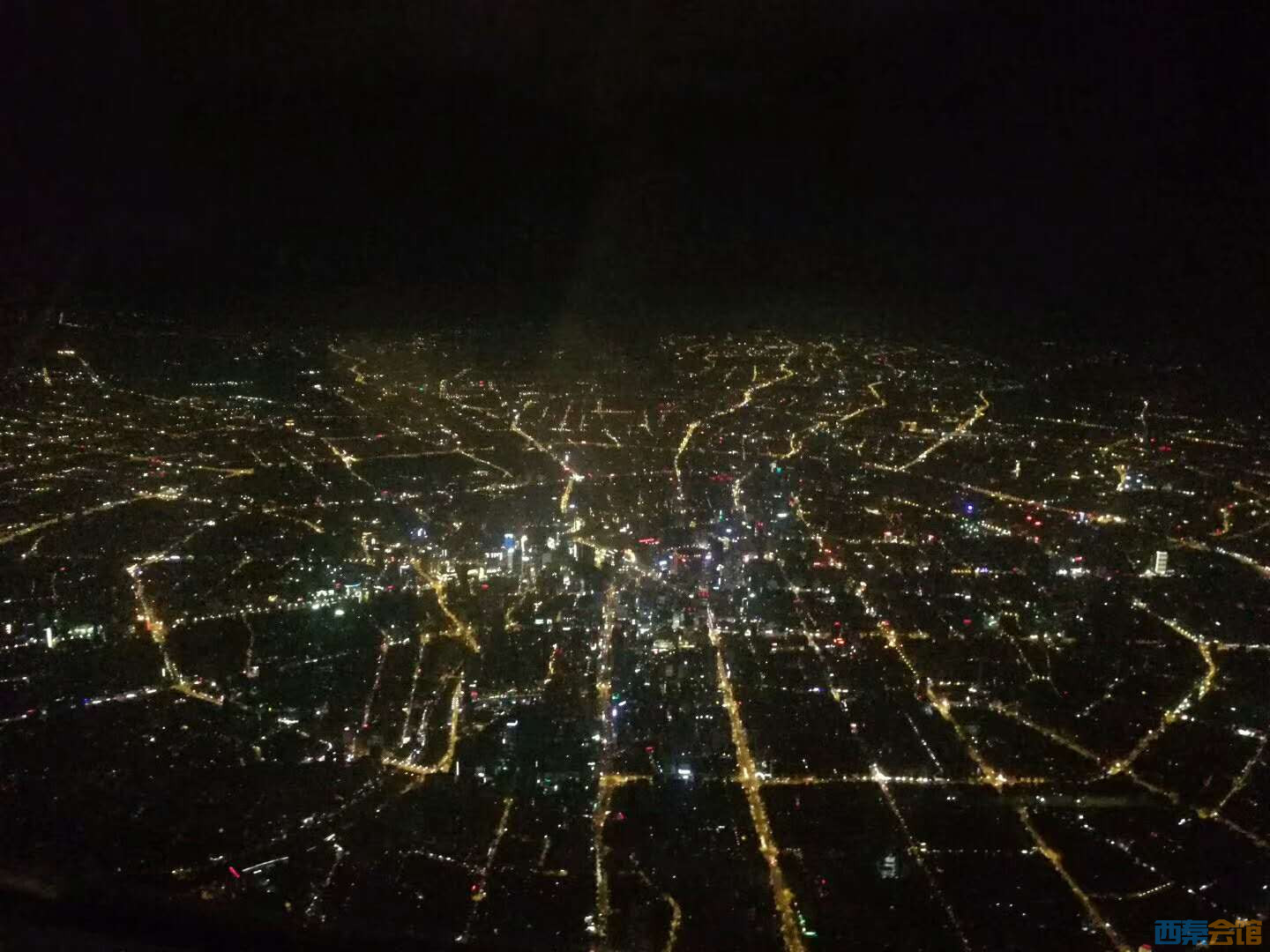 飞机上拍摄的成都双流的夜景