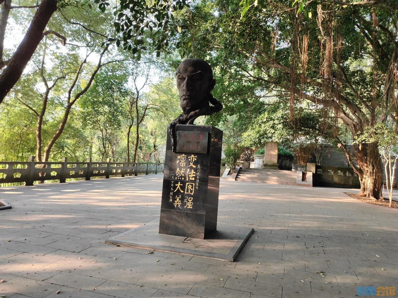 位于烈士陵园中的刘光第墓,坐北向南.