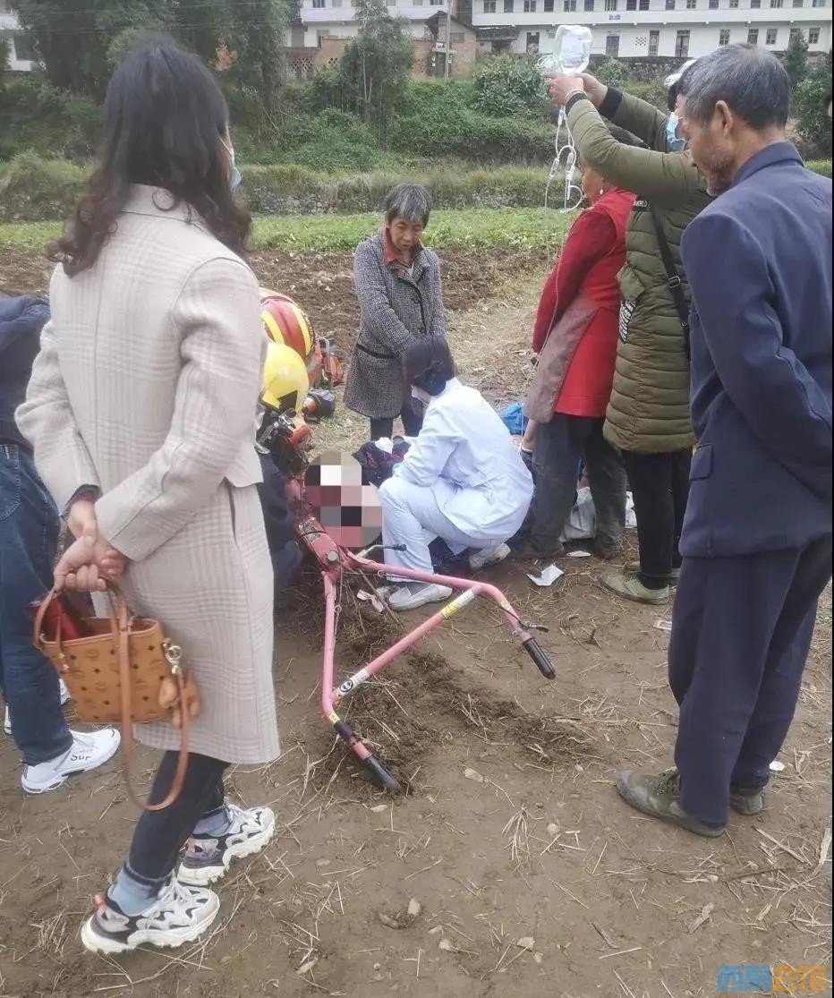 旋耕机伤人,荣县一村民大腿被拧成"麻花!农民伯伯要小心啊