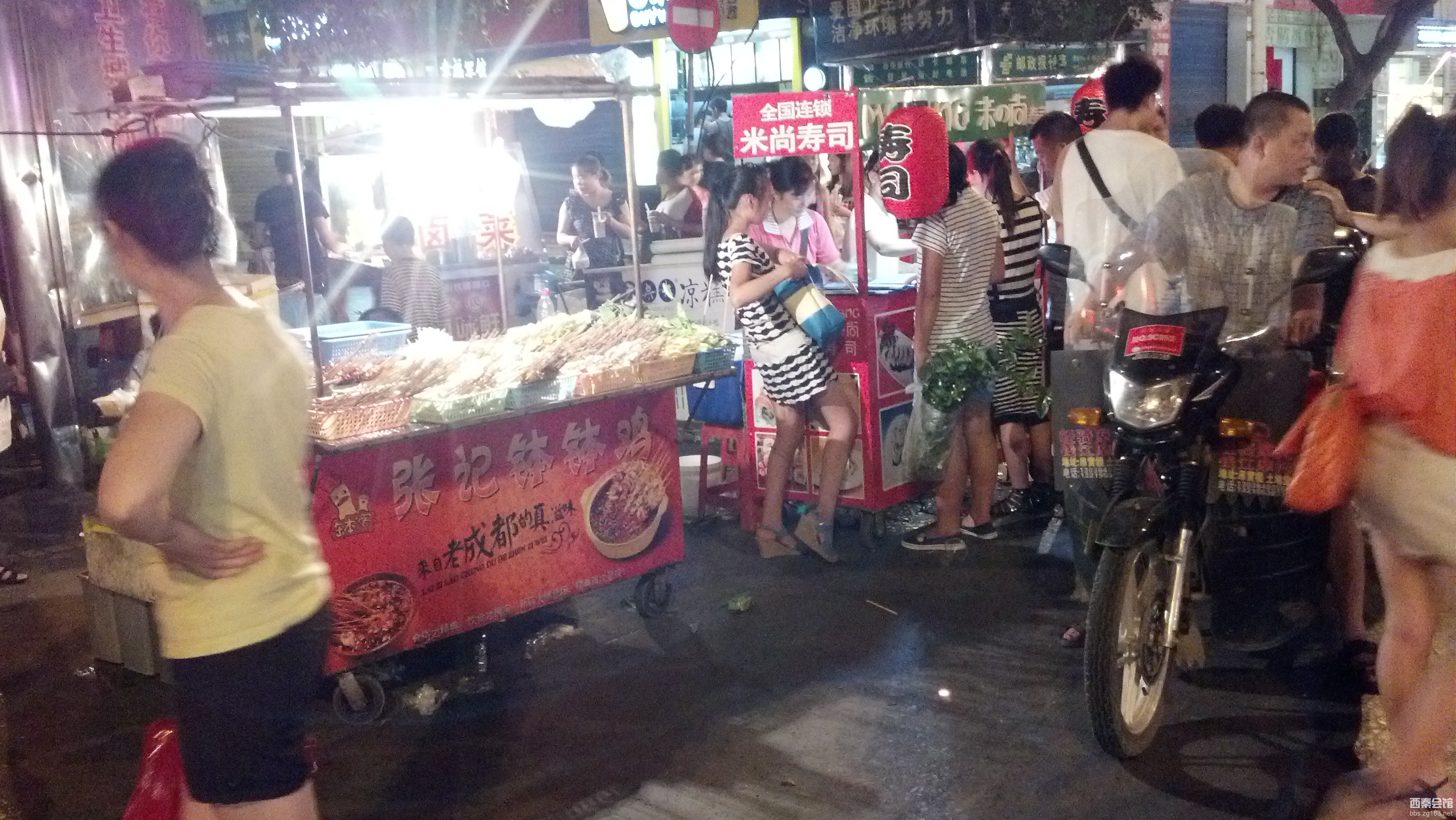 手机实拍:宜宾繁华的夜市,自贡情何以堪